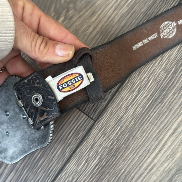 Fossil brown embossed leather belt with an Eagle buckle - Picture 6 of 7